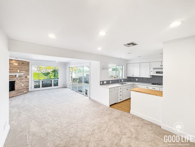 Building Photo - Beautiful 3BD/2BA W/ Private Pool, Garage, and A/C in Ocean Beach!