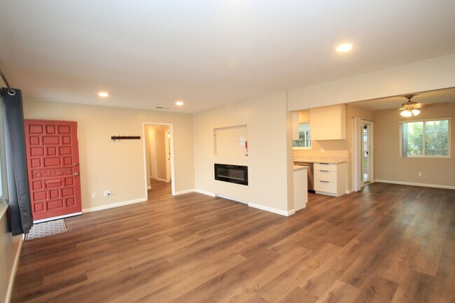 Foto del edificio - Charming 3-Bedroom Home with Spacious Layo...