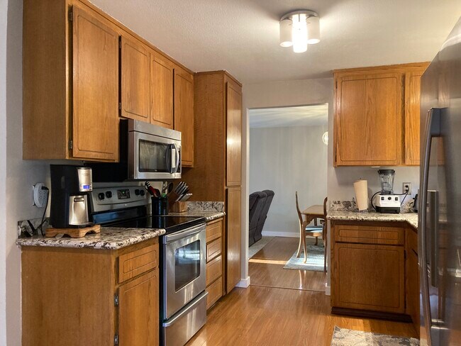Kitchen SS app. Granite C.Top - 14217 55th Ave SE