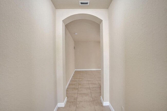 Building Photo - Gorgeous Townhome in Parkland
