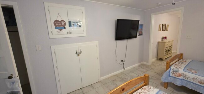 Building Photo - 1915 Avenue O 1/2