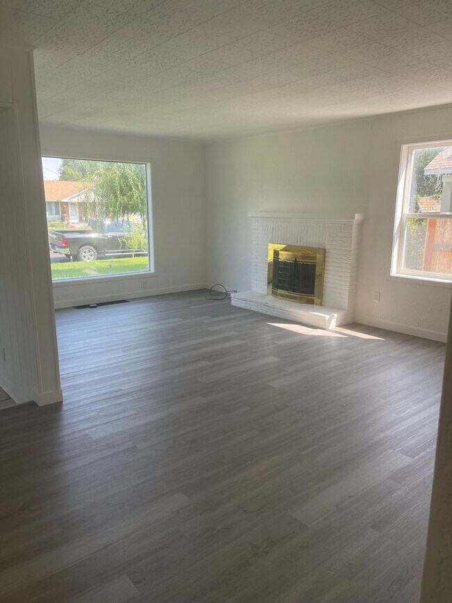 Foto del edificio - Spacious 4-Bedroom Home with Fireplace, Covered Patio & Detached Garage in Pasco