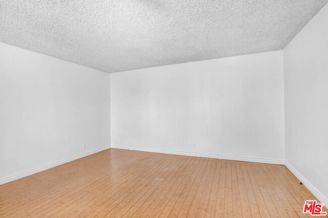 Foto del edificio - 817 N Hudson Ave