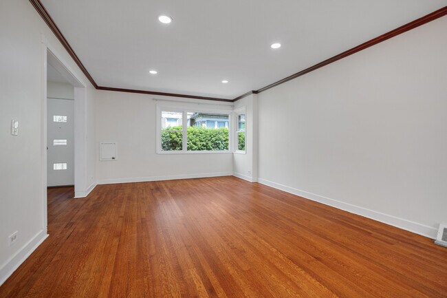 Foto del edificio - 7248 N Ridge Blvd