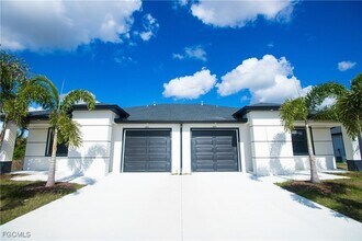 Building Photo - 843 Duplex St E