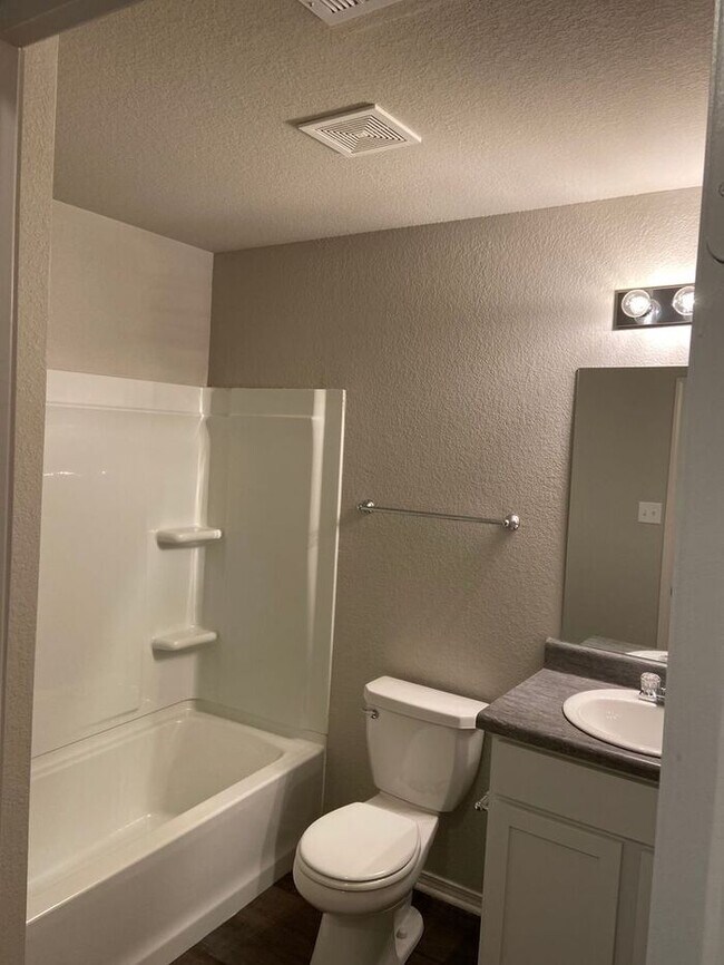 Foto del edificio - Pre-Leasing Now! | Modern Four-Bedroom, Two-Bath Home in Conrad Court