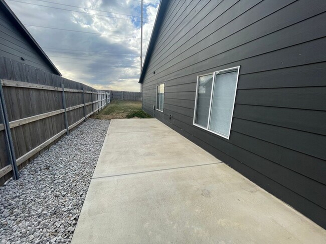 Building Photo - 13544/46 Haskell