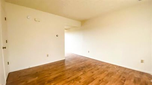 Building Photo - 305 Country Villa Ln