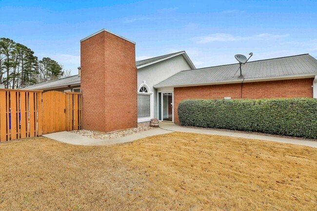 Building Photo - Immaculate 2bed/2ba in Fayetteville with Lawn Care Included