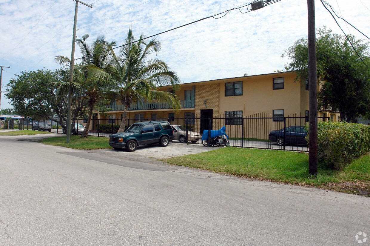 7851 10.º Ave NE - 7851 NE 10th Ave