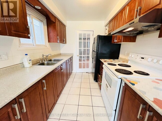 Building Photo - 38 Enchanted Hills Crescent
