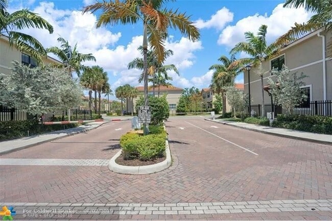 Building Photo - Beautiful Townhouse 3 -2.5 baths