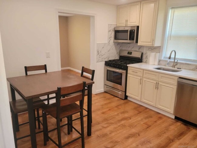 Foto del edificio - 62 High Ridge Dr