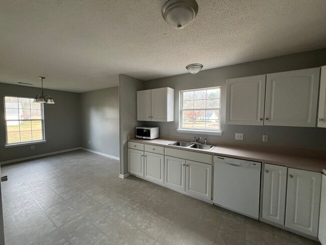 Building Photo - 705 Ogeechee Dr E