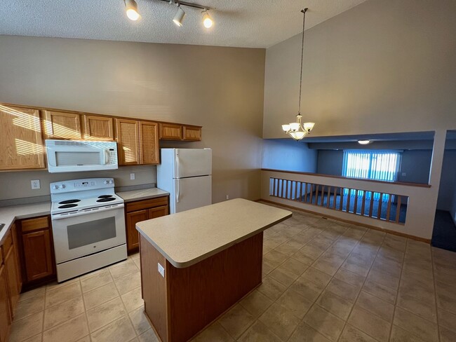 Building Photo - End Unit Townhouse available January 1, Va...