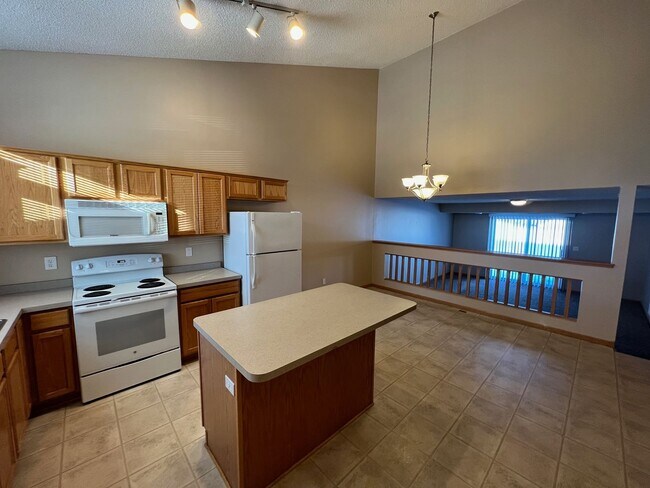 Foto del edificio - End Unit Townhouse available January 1, Va...