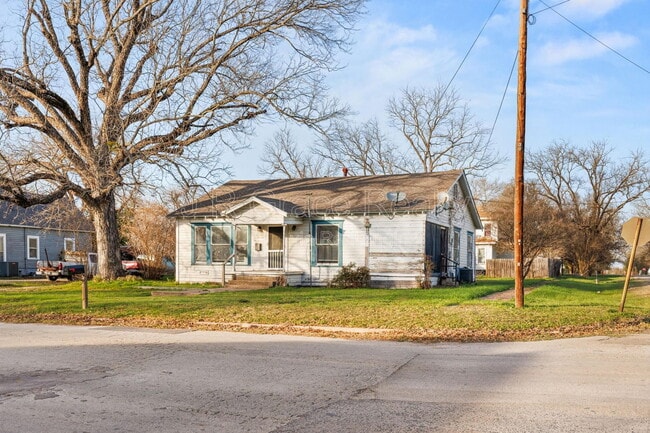 Building Photo - 211 E Navasota St