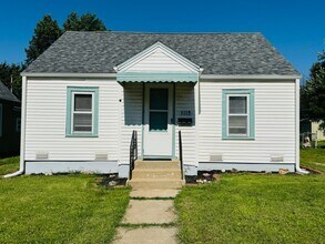 Building Photo - 2115 N Weller Ave