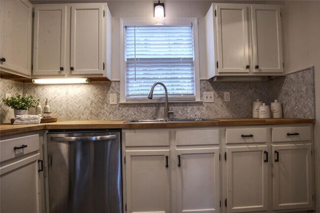 Foto del edificio - 587 Wedgewood Dr