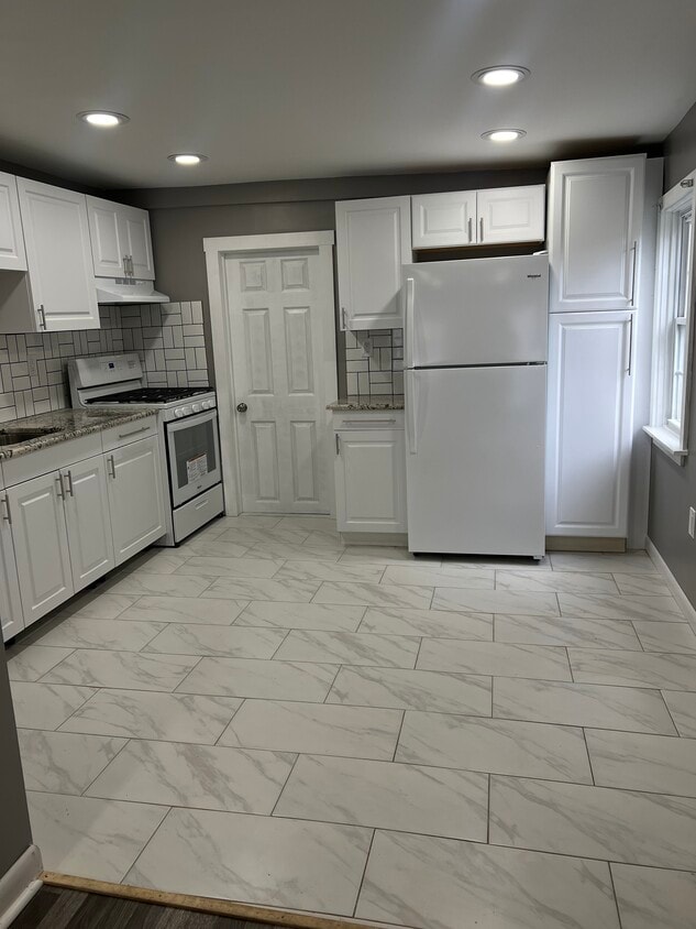 Kicthen (All NEW appliances) - 429 Lafayette St