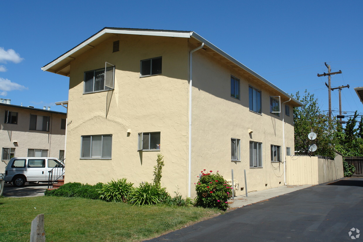 Building Photo - 3069 David Ave