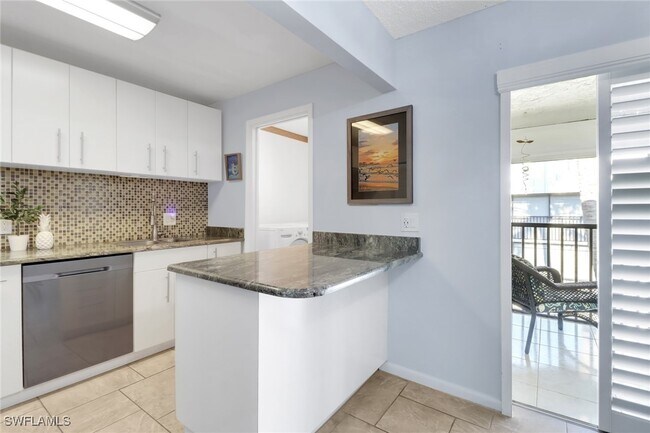 Building Photo - 788 Park Shore Dr