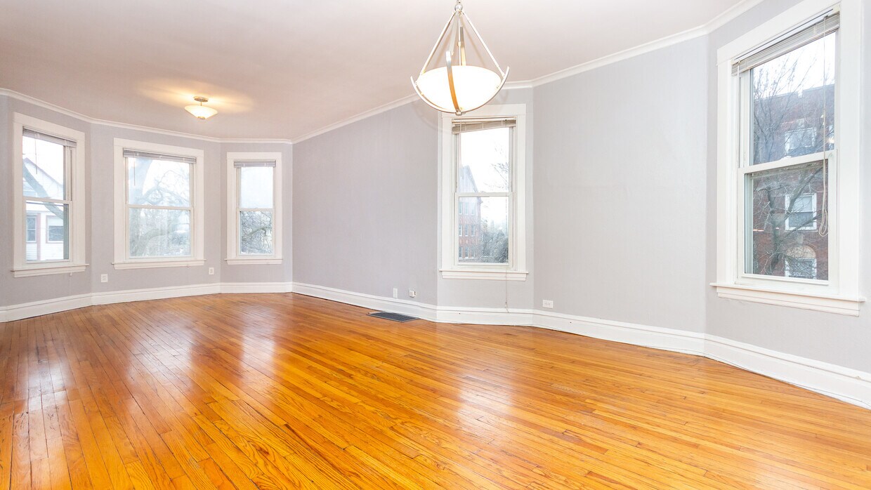 Primary Photo - 2101 W Summerdale Ave