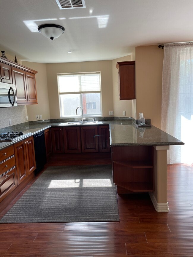 Kitchen - 5305 Bellingham Ave