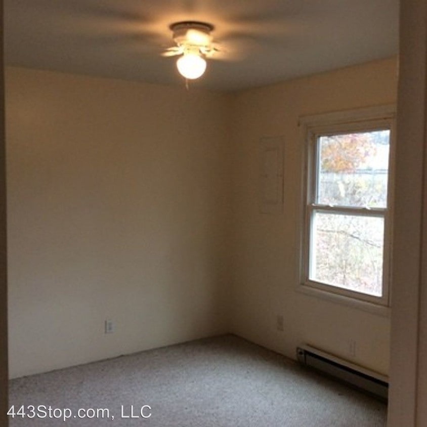 Building Photo - 6160 NE Circle Dr