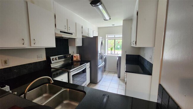 Foto del edificio - 7122 Wood Hollow Dr