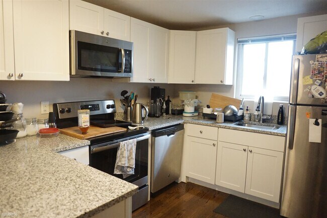 Foto del edificio - 1 br, 1 bath  - 61 Crescent St 7
