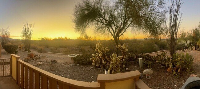 Foto del edificio - "Charming 2-Bed, 2-Bath Townhouse Retreat in Tucson – Spacious 1176 Sq Ft Living!"