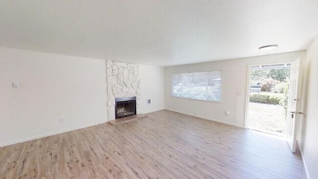 Foto del edificio - Amazing 2 Bedroom Single-level Duplex w/ A...