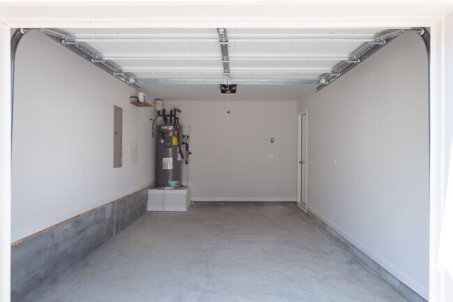 Building Photo - Newly Constructed 4bd/3.5ba Minutes From A...