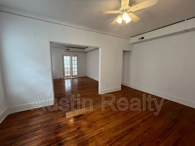 Foto del edificio - 1364 McCausland Ave