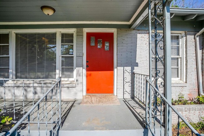 Building Photo - Unique 3 Bed, 2 Bath Home in Highly Desire...
