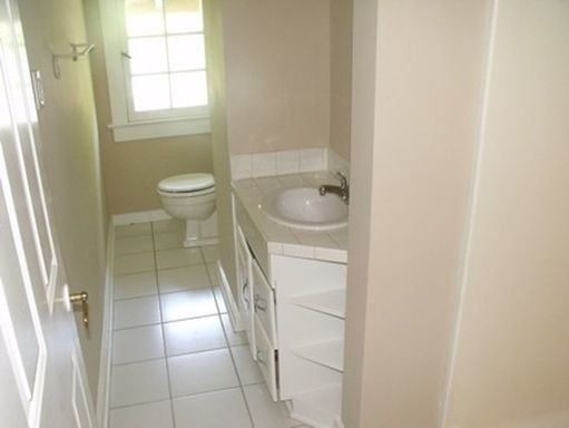 Building Photo - Charming Brookside Home!