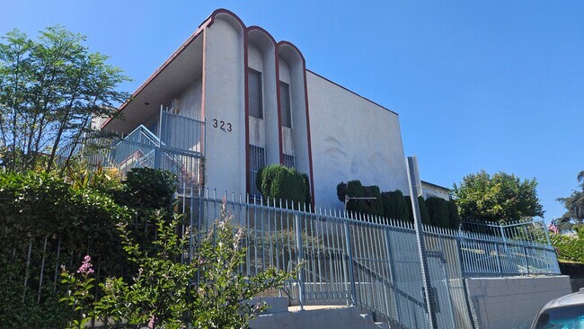 Foto del edificio - 323 N Rampart Blvd