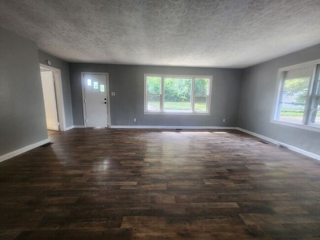 Building Photo - 2 Bedroom 1 Bath on the Northside