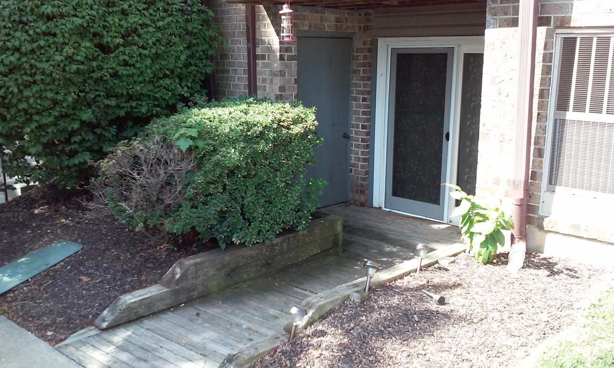 Exterior main floor entrance - 26004 Brigadier Pl