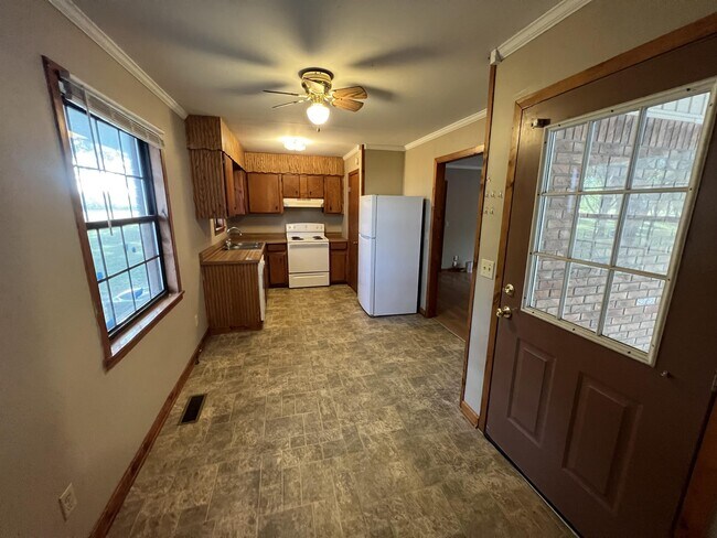 Building Photo - 1803 Thomas Ln