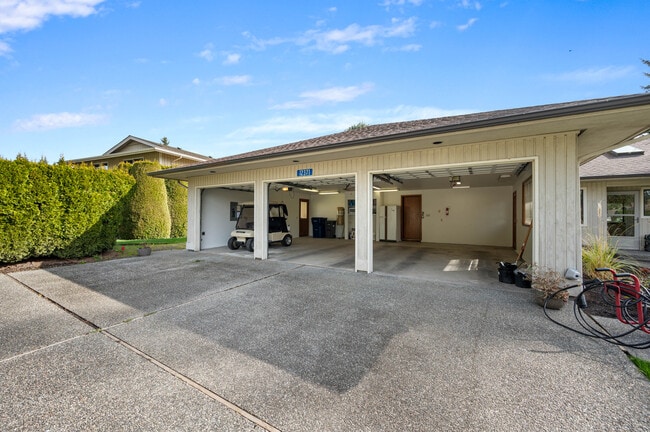 3-car garage - 12371 Rainier Dr