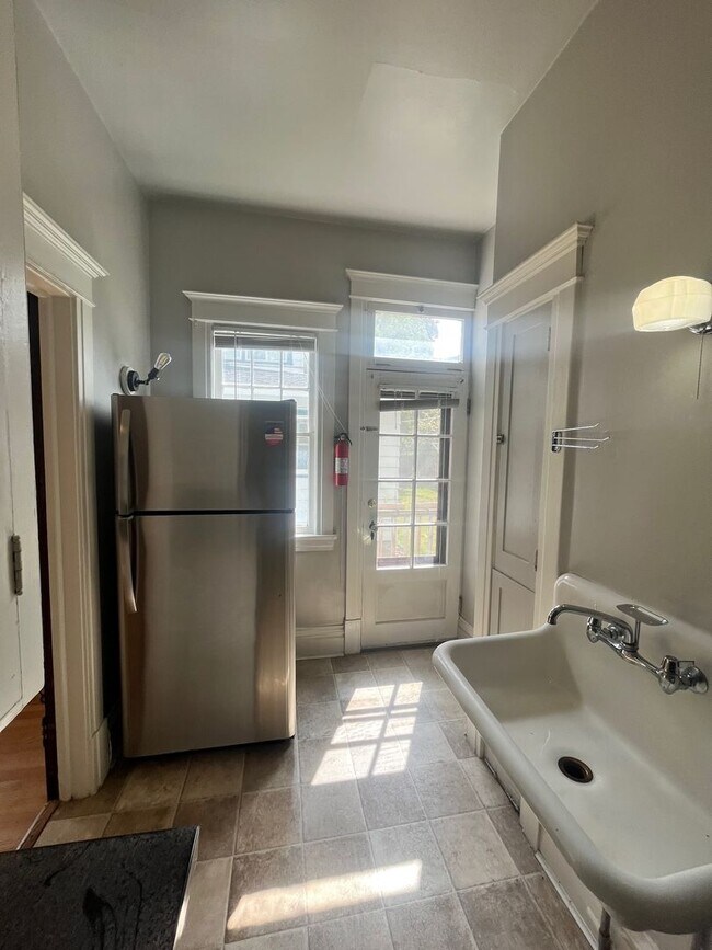Foto del edificio - Large Renovated Studio in Unbeatable U Dis...