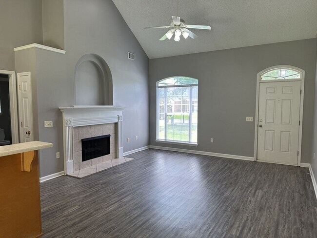 Foto del edificio - 641 Laurel Hill Cir