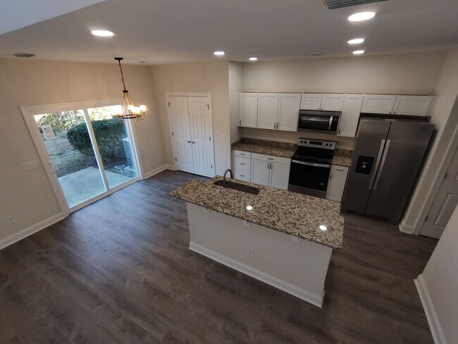 Building Photo - Completely Renovated Townhome in Fairways ...