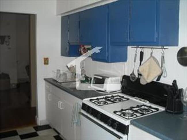 Building Photo - Comm Ave 1 Bed Available 11/1/25