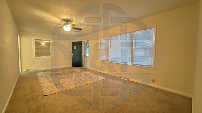 Building Photo - 3039 S Glenn Ave