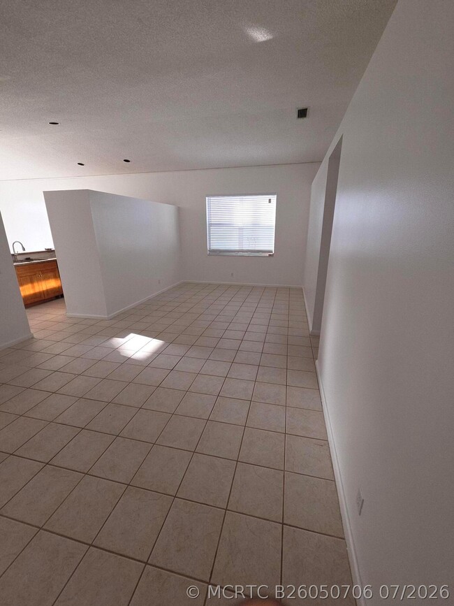Building Photo - 7093 Middlebury Dr