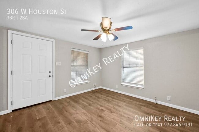 Foto del edificio - 306 W Houston St