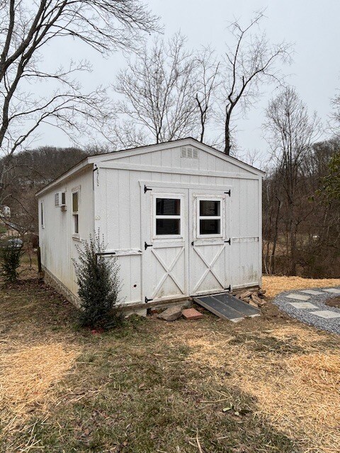 Building Photo - 6 Red Oak Dr